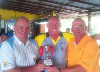 Skippers take stylish win in Bob Lindborg’s Pairs Cup Bob Lindborg presents his birthday trophy to Capt’s Bob and Brad.